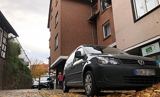 Mehrere Zivilfahrzeuge der Kriminalpolizei stehen am Freitagvormittag vor dem Haus in Hausberge, aus dem das SEK aus Bielefeld am frühen Morgen einen 37-jährigen Tatverdächtigen abgeführt hat. - Thomas Lieske Mehrere Zivilfahrzeuge der Kriminalpolizei stehen am Freitagvormittag vor dem Haus in Hausberge, aus dem das SEK aus Bielefeld am frühen Morgen einen 37-jährigen Tatverdächtigen abgeführt hat. - Thomas Lieske