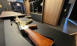 Für die Kalaschnikow AK45 gibt es im Küchentresen eine Schublade. - Dirk Windmöller Für die Kalaschnikow AK45 gibt es im Küchentresen eine Schublade. - Dirk Windmöller