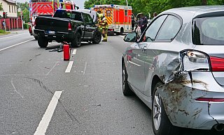 Beim Ausweichversuch rammte der Dodge Ram den BMW, der vor der rot zeigenden Lichtzeichenanlage angehalten hatte. - Ralph Meyer Beim Ausweichversuch rammte der Dodge Ram den BMW, der vor der rot zeigenden Lichtzeichenanlage angehalten hatte. - Ralph Meyer