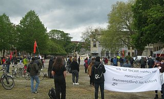 Weil nur 50 Teilnehmer zur 1. Mai-Kundgebung der Linken zugelassen waren, musste die Hälfte der Zuhörer im Ravensberger Park spazieren gehen. - Die Linke Weil nur 50 Teilnehmer zur 1. Mai-Kundgebung der Linken zugelassen waren, musste die Hälfte der Zuhörer im Ravensberger Park spazieren gehen. - Die Linke
