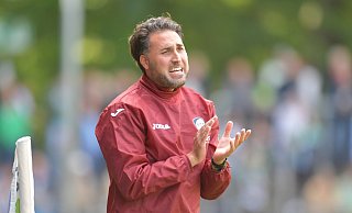 Julian Hesse, Trainer des FC Gütersloh, fand nach der Niederlage gegen BVB II deutliche Worte in Richtung Schiedsrichter. - sport/presse/foto Dünhölter Julian Hesse, Trainer des FC Gütersloh, fand nach der Niederlage gegen BVB II deutliche Worte in Richtung Schiedsrichter. - sport/presse/foto Dünhölter