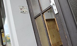 Unfassbar: Bei einer Immobilie erwartet uns direkt eine eingeschlagene Eingangstür. - Jan-Henrik Gerdener Unfassbar: Bei einer Immobilie erwartet uns direkt eine eingeschlagene Eingangstür. - Jan-Henrik Gerdener