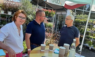 Wahlkampf vor dem Gartencenter: CDU-Ratsfrau Heike Kaebsch und Bürgermeisterkandidat Hubertus Kuhaupt (Mitte) werben im Gespräch mit dem Bürger um Stimmen. - Dieter Scholz Wahlkampf vor dem Gartencenter: CDU-Ratsfrau Heike Kaebsch und Bürgermeisterkandidat Hubertus Kuhaupt (Mitte) werben im Gespräch mit dem Bürger um Stimmen. - Dieter Scholz