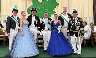 Bürens Oberst Andreas Köchling (v.l.), das Bürener Königspaar Steffen Löper und Nora Rosensträter, das neue Kreiskönigspaar aus Salzkotten David Käuper und Sabrina Bohr, Salzkottens Oberst Matthias Kemper (Sonne) und der stellv. Kreisschützenoberst Johannes Hennek. - Johannes Büttner Bürens Oberst Andreas Köchling (v.l.), das Bürener Königspaar Steffen Löper und Nora Rosensträter, das neue Kreiskönigspaar aus Salzkotten David Käuper und Sabrina Bohr, Salzkottens Oberst Matthias Kemper (Sonne) und der stellv. Kreisschützenoberst Johannes Hennek. - Johannes Büttner