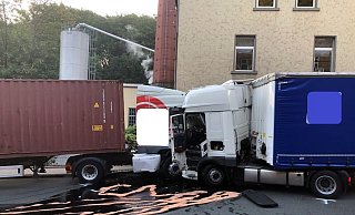 Zwei Lkw prallen frontal zusammen. - Polizei Minden-Lübbecke Zwei Lkw prallen frontal zusammen. - Polizei Minden-Lübbecke