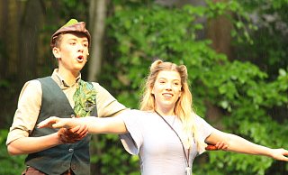 Magnus Knipping und Therese Becker in den Hauptrollen als Peter Pan und Wendy. - Burkhard Battran Magnus Knipping und Therese Becker in den Hauptrollen als Peter Pan und Wendy. - Burkhard Battran