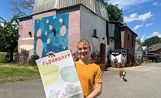 Schon im vergangenen Jahr warb Janika Sens mit großen Plakaten für den solidarischen Flohmarkt. 2024 ging der Erlös an das Hexenhaus Espelkamp sowie die Hospizinitiative. In diesem Jahr gehen die Einnahmen an einen Tierschutzhof. - Kirsten Tirre/Bearbeitung: T. Löhrig Schon im vergangenen Jahr warb Janika Sens mit großen Plakaten für den solidarischen Flohmarkt. 2024 ging der Erlös an das Hexenhaus Espelkamp sowie die Hospizinitiative. In diesem Jahr gehen die Einnahmen an einen Tierschutzhof. - Kirsten Tirre/Bearbeitung: T. Löhrig