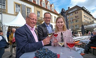 Auf geht's: Pit Clausen, Martin Knabenreich und Weinprinzessin Klara Zehnder, v. l., eröffnen den Weinmarkt mit Wein in den Farben Weiß, Rosé und Rot. - Foto: Andreas Zobe/NW Auf geht's: Pit Clausen, Martin Knabenreich und Weinprinzessin Klara Zehnder, v. l., eröffnen den Weinmarkt mit Wein in den Farben Weiß, Rosé und Rot. - Foto: Andreas Zobe/NW