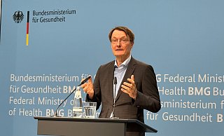 Bundesgesundheitsminister Lauterbach hat dem Kabinett eine Regierungsverordnung zur Anhebung des Pflegebeitrags zugeleitet. - Jörg Ratzsch/dpa Bundesgesundheitsminister Lauterbach hat dem Kabinett eine Regierungsverordnung zur Anhebung des Pflegebeitrags zugeleitet. - Jörg Ratzsch/dpa