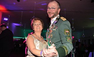 Das Königspaar Gabi und Manfred Bonensteffen auf der Tanzfläche. Beide feiern mit 200 Gästen in der Stukenbrocker Schützenhalle. - Karin Prignitz Das Königspaar Gabi und Manfred Bonensteffen auf der Tanzfläche. Beide feiern mit 200 Gästen in der Stukenbrocker Schützenhalle. - Karin Prignitz