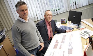 Kämmerer Martin Rehermann (l.) und Bürgermeister Hans Hermann Bluhm haben die Pläne für den Aus- und Umbau der Schule an den 7 Quelle in Willebedessen zu einem Familienzenmrum vor sich. Dafür wird die Stadt im kommenden Jahr 3,1 Millionen investieren. - Dieter Scholz Kämmerer Martin Rehermann (l.) und Bürgermeister Hans Hermann Bluhm haben die Pläne für den Aus- und Umbau der Schule an den 7 Quelle in Willebedessen zu einem Familienzenmrum vor sich. Dafür wird die Stadt im kommenden Jahr 3,1 Millionen investieren. - Dieter Scholz