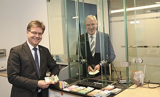 Vorstände Jörg Horstkötter und Rudolf Hagenbrock stellen erhöhten Liquiditätszufluss im Geschäftsjahr 2020 fest. - VB Delbrück/Hövelhof Vorstände Jörg Horstkötter und Rudolf Hagenbrock stellen erhöhten Liquiditätszufluss im Geschäftsjahr 2020 fest. - VB Delbrück/Hövelhof