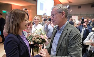 Ina Laukötter (CDU) lässt sich am Wahlabend bei ihrer Ankunft im Gütersloher Kreishaus feiern. - Andreas Frücht Ina Laukötter (CDU) lässt sich am Wahlabend bei ihrer Ankunft im Gütersloher Kreishaus feiern. - Andreas Frücht