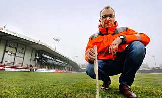Bauhofleiter Martin Irmer zeigt eines der 18 Zentimeter tiefen Löcher im Stadionrasen. Der Platz wird für das Pokalspiel gut vorbereitet. - Roland Thöring Bauhofleiter Martin Irmer zeigt eines der 18 Zentimeter tiefen Löcher im Stadionrasen. Der Platz wird für das Pokalspiel gut vorbereitet. - Roland Thöring