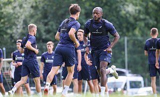 David Kinsombi (r.) kann – anders als noch im Trainingslager im österreichischen Walchsee – derzeit nicht mit der Mannschaft trainieren. Stattdessen dreht er einsam seine Laufrunden um den Platz. - Oliver Krato David Kinsombi (r.) kann – anders als noch im Trainingslager im österreichischen Walchsee – derzeit nicht mit der Mannschaft trainieren. Stattdessen dreht er einsam seine Laufrunden um den Platz. - Oliver Krato