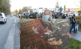 Mit vergrößerten Fotos von sogenannten Nutztieren wollten die Protestierenden auf das Tierleid in der Massenindustrie aufmerksam machen. - Robert Becker Mit vergrößerten Fotos von sogenannten Nutztieren wollten die Protestierenden auf das Tierleid in der Massenindustrie aufmerksam machen. - Robert Becker