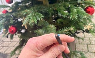 Jemand hat in der Nacht zu Freitag an der Ritterstraße gleich sechsmal Kabel der Weihnachtsbäume durchtrennt. - Jens Reichenbach Jemand hat in der Nacht zu Freitag an der Ritterstraße gleich sechsmal Kabel der Weihnachtsbäume durchtrennt. - Jens Reichenbach