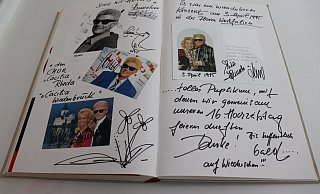 Hannelore und Heino haben am 3. April 1995 ihren 16. Hochzeitstag mit dem Publikum gefeiert. Und ein "wunderbares Konzert" war es auch. - Marion Pokorra-Brockschmidt Hannelore und Heino haben am 3. April 1995 ihren 16. Hochzeitstag mit dem Publikum gefeiert. Und ein "wunderbares Konzert" war es auch. - Marion Pokorra-Brockschmidt