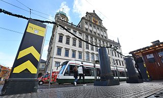 Der Christkindlesmarkt in Augsburg ist unter anderem mit Pollern gesichert. - Karl-Josef Hildenbrand/dpa Der Christkindlesmarkt in Augsburg ist unter anderem mit Pollern gesichert. - Karl-Josef Hildenbrand/dpa
