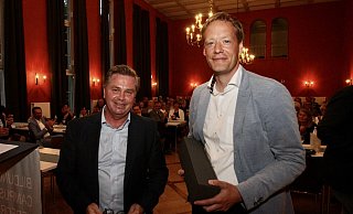 Auch Matthias Möllers (re) wurde im Offiziers-Casino offiziell vom Bürgermeister verabschiedet. - Peter Steinert Auch Matthias Möllers (re) wurde im Offiziers-Casino offiziell vom Bürgermeister verabschiedet. - Peter Steinert