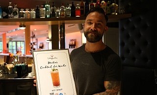 Der Barkeeper Martin Ksienzyk (31) denkt sich jede Woche einen neuen Cocktail aus. - Lena Kley Der Barkeeper Martin Ksienzyk (31) denkt sich jede Woche einen neuen Cocktail aus. - Lena Kley