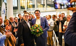 Stefan Schwartze gratuliert Joachim Ebmeyer zu einem historischen Wahlsieg im Kreishaus Herford. - Daniel Salmon Stefan Schwartze gratuliert Joachim Ebmeyer zu einem historischen Wahlsieg im Kreishaus Herford. - Daniel Salmon