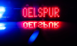 "Ölspur" ist auf dem Dach eines Polizeiautos zu lesen. Ein auf die Fahrbahn gewehtes Verkehrsschild hat auf der A30 stundenlange Sperrung ausgelöst. - Robert Michael/dpa "Ölspur" ist auf dem Dach eines Polizeiautos zu lesen. Ein auf die Fahrbahn gewehtes Verkehrsschild hat auf der A30 stundenlange Sperrung ausgelöst. - Robert Michael/dpa