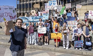 Wir wollen frisches auf den Tisch: Mit bunten Plakaten und lauten Rufen demonstrierten Schülersprecher Abdu Ekr (l.) und die Schüler der Gesamtschule Quelle jetzt vor dem Rathaus für den Erhalt ihrer Mittagsversorgung. - Jörg Dieckmann Wir wollen frisches auf den Tisch: Mit bunten Plakaten und lauten Rufen demonstrierten Schülersprecher Abdu Ekr (l.) und die Schüler der Gesamtschule Quelle jetzt vor dem Rathaus für den Erhalt ihrer Mittagsversorgung. - Jörg Dieckmann