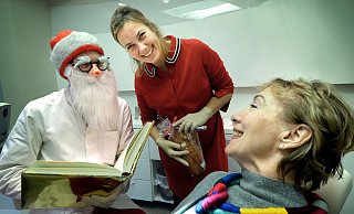Als Nikolaus verkleidet begrüsst Dr. Christian Kube die Patienten am 6.Dezember, der gemeinsam mit seiner Frau Dr. Mareen Knop die Praxis inGütersloh führt. - Andreas Frücht Als Nikolaus verkleidet begrüsst Dr. Christian Kube die Patienten am 6.Dezember, der gemeinsam mit seiner Frau Dr. Mareen Knop die Praxis inGütersloh führt. - Andreas Frücht