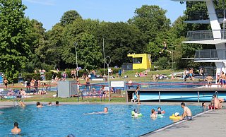 Am Donnerstagnachmittag sind 650 Besucherinnen und Besucher im Rolandsbad. In Corona-freien Zeiten rechnen die Schwimmmeister bei so einem Sommerwetter mit bis zu 3.000 Gästen. - Anastasia von Fugler Am Donnerstagnachmittag sind 650 Besucherinnen und Besucher im Rolandsbad. In Corona-freien Zeiten rechnen die Schwimmmeister bei so einem Sommerwetter mit bis zu 3.000 Gästen. - Anastasia von Fugler