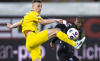Auch SCP-Kapitän David Kinsombi (r.) hatte gegen Eintracht-Verteidiger Robert Ivanov einen schweren Stand. - David Inderlied Auch SCP-Kapitän David Kinsombi (r.) hatte gegen Eintracht-Verteidiger Robert Ivanov einen schweren Stand. - David Inderlied