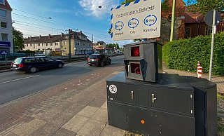 Die klotzigen Anhänger-Blitzer der Stadt - wie hier Guntram an der Artur-Ladebeck-Straße - haben 2020 einen neuen Foto-Rekord in Bielefeld aufgestellt. - Andreas Zobe Die klotzigen Anhänger-Blitzer der Stadt - wie hier Guntram an der Artur-Ladebeck-Straße - haben 2020 einen neuen Foto-Rekord in Bielefeld aufgestellt. - Andreas Zobe