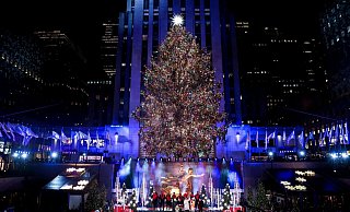 Der Weihnachtsbaum am Rockefeller Center ist zum 90. Mal angeknipst worden. - Julia Nikhinson/AP/dpa Der Weihnachtsbaum am Rockefeller Center ist zum 90. Mal angeknipst worden. - Julia Nikhinson/AP/dpa
