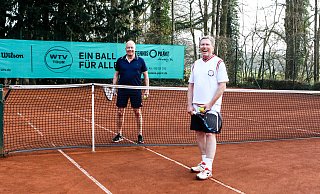 Peter Gieseck (l.) und Peter Wiegers haben die ersten Ballwechsel der Freiluftsaison 2021 gespielt. - Yvonne Gottschlich Peter Gieseck (l.) und Peter Wiegers haben die ersten Ballwechsel der Freiluftsaison 2021 gespielt. - Yvonne Gottschlich