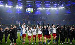 Hamburgs Spielerinnen jubeln nach ihrem 2:0-Erfolg im Viertelfinale vor den eigenen Fans. - Gregor Fischer/dpa Hamburgs Spielerinnen jubeln nach ihrem 2:0-Erfolg im Viertelfinale vor den eigenen Fans. - Gregor Fischer/dpa