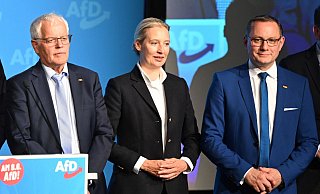 Die AfD-Parteispitze bestehend aus Alice Weidel und Tino Chrupalla beim Wahlkampfauftakt zur Europawahl zusammen mit dem AfD-Landesvorsitzenden Emil Sänze (l) in Donaueschingen. Der eigentliche Spitzenkandidat der Partei war nicht anwesend. - Bernd Weißbrod/dpa Die AfD-Parteispitze bestehend aus Alice Weidel und Tino Chrupalla beim Wahlkampfauftakt zur Europawahl zusammen mit dem AfD-Landesvorsitzenden Emil Sänze (l) in Donaueschingen. Der eigentliche Spitzenkandidat der Partei war nicht anwesend. - Bernd Weißbrod/dpa