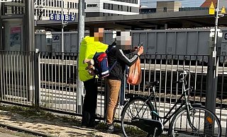 Ungebetene Zaungäste: Schaulustige fotografieren das Unglück. - Charlotte Mahncke Ungebetene Zaungäste: Schaulustige fotografieren das Unglück. - Charlotte Mahncke