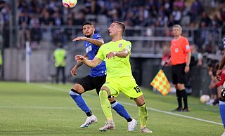 Weil Arminias Andrés Andrade (l.) einen langen Ball falsch einschätzt, kann Wiesbadens Ivan Prtajin (r.) den Assists zum 1:1 verbuchen. - Oliver Krato Weil Arminias Andrés Andrade (l.) einen langen Ball falsch einschätzt, kann Wiesbadens Ivan Prtajin (r.) den Assists zum 1:1 verbuchen. - Oliver Krato