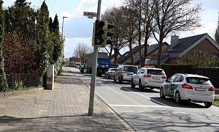 Der Stau auf der Bad Lippspringer Straße in Benhausen geht häufig von der Ampel an der Kreuzung bis zum Bahnübergang. Vor allem in der Rush-Hour. - Uwe Müller Der Stau auf der Bad Lippspringer Straße in Benhausen geht häufig von der Ampel an der Kreuzung bis zum Bahnübergang. Vor allem in der Rush-Hour. - Uwe Müller