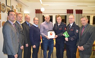 Bürgermeister Carsten Torke (v. l.), Werner Lödige (Vereinigte Volksbank), Matthias Müller (Verbund-Volksbank), Stefan Wiedemeier (Sparkasse Höxter), Johannes Üpping, Steffen Brand (Löschgruppenführer Hagedorn), Frank Eichmann (Leiter der Wehr) und Eberhard Fischer. - Jonas Gröne Bürgermeister Carsten Torke (v. l.), Werner Lödige (Vereinigte Volksbank), Matthias Müller (Verbund-Volksbank), Stefan Wiedemeier (Sparkasse Höxter), Johannes Üpping, Steffen Brand (Löschgruppenführer Hagedorn), Frank Eichmann (Leiter der Wehr) und Eberhard Fischer. - Jonas Gröne