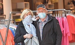 Endlich wieder zum Einkaufen raus: Wenige Tage nach ihrer Goldhochzeit haben sich die Eheleute Christine und Bernd Hoffmann in ihrem wiedereröffneten Stammgeschäft Klingenthal mit einigen Kleidungsstücken eingedeckt – ein kleiner Trost nach der ausgefallenen Feier. - Jens Dünhölter Endlich wieder zum Einkaufen raus: Wenige Tage nach ihrer Goldhochzeit haben sich die Eheleute Christine und Bernd Hoffmann in ihrem wiedereröffneten Stammgeschäft Klingenthal mit einigen Kleidungsstücken eingedeckt – ein kleiner Trost nach der ausgefallenen Feier. - Jens Dünhölter