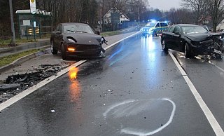 Beide PKWs wurden durch den Zusammenstoß erheblich beschädigt. - Polizei Minden-Lübbecke Beide PKWs wurden durch den Zusammenstoß erheblich beschädigt. - Polizei Minden-Lübbecke