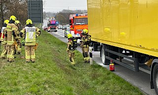 Statt eines brennenden Aufliegers trafen die Einsatzkräfte der Paderborner Feuerwehr nur auf eine festsitzende Bremse, die mächtig gequalmt hatte. - Ralph Meyer Statt eines brennenden Aufliegers trafen die Einsatzkräfte der Paderborner Feuerwehr nur auf eine festsitzende Bremse, die mächtig gequalmt hatte. - Ralph Meyer