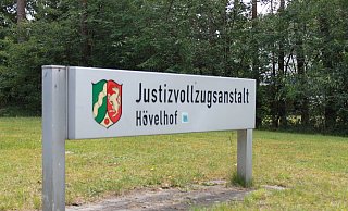 Nach Fertigung einer Strafanzeige wegen des Verstoßes gegen das Betäubungsmittelgesetz wurde der junge Mann wieder in die JVA Hövelhof gebracht. - David Knapp Nach Fertigung einer Strafanzeige wegen des Verstoßes gegen das Betäubungsmittelgesetz wurde der junge Mann wieder in die JVA Hövelhof gebracht. - David Knapp