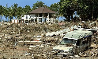 Die Zerstörungen durch den Tsunami waren gewaltig - auch in der beliebten Urlaubsregion Khao Lak in Thailand. (Archivbild) - picture alliance / epa Rungroj Yongrit/EPA/dpa Die Zerstörungen durch den Tsunami waren gewaltig - auch in der beliebten Urlaubsregion Khao Lak in Thailand. (Archivbild) - picture alliance / epa Rungroj Yongrit/EPA/dpa