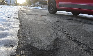 Der Wintereinbruch hat auf den Straßen seine Spuren hinterlassen. - Julia Stratmann Der Wintereinbruch hat auf den Straßen seine Spuren hinterlassen. - Julia Stratmann