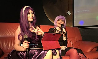 Arisu und Syjana führen durch das Bühnenprogramm. - Stadt Arisu und Syjana führen durch das Bühnenprogramm. - Stadt