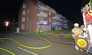 Den Brand auf der eingefriedeten Terrasse im Erdgeschoss des Eckhauses konnte der Angriffstrupp der Paderborner Feuerwehr rasch löschen. - Ralph Meyer Den Brand auf der eingefriedeten Terrasse im Erdgeschoss des Eckhauses konnte der Angriffstrupp der Paderborner Feuerwehr rasch löschen. - Ralph Meyer
