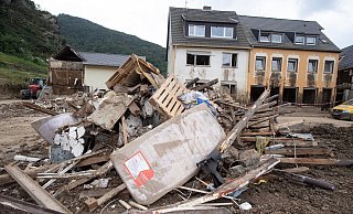 Meterhoch türmt sich der Unrat im Hochwassergebiet noch immer auf den Straßen. Helfer sind Tag und Nacht damit beschäftigt die Straßen in den weitgehend zerstörten Orten wieder befahrbar zu machen. - picture alliance/dpa Meterhoch türmt sich der Unrat im Hochwassergebiet noch immer auf den Straßen. Helfer sind Tag und Nacht damit beschäftigt die Straßen in den weitgehend zerstörten Orten wieder befahrbar zu machen. - picture alliance/dpa
