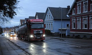 Die Anwohner der Haller Straße beklagen seit dem Lückenschluss der A33 noch mehr Fahrzeuge als bisher - vor allem schwere Lkw. Eine Verkehrszählung soll nun Klarheit über die genaue Verkehrsbelastung der Landesstraße bringen. - Anja Hanneforth Die Anwohner der Haller Straße beklagen seit dem Lückenschluss der A33 noch mehr Fahrzeuge als bisher - vor allem schwere Lkw. Eine Verkehrszählung soll nun Klarheit über die genaue Verkehrsbelastung der Landesstraße bringen. - Anja Hanneforth